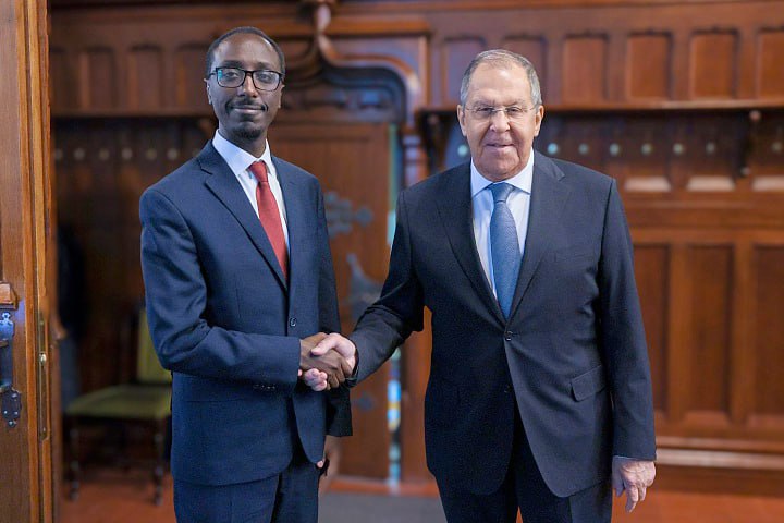 Министр иностранных дел РФ Сергей Лавров провел переговоры с главой МИД Эфиопии Гедионом Тимотеосом Стороны обсудили ключевые направления двустороннего сотрудничества взаимодействие в рамках ООН Африканского союза и БРИКС По словам Лаврова Москва высоко оценивает сбалансированную позицию Аддис Абебы по ситуации вокруг Украины и поддерживает курс Эфиопии на самостоятельное решение африканских проблем Гедион Тимотеос в свою очередь назвал переговоры продуктивными и эффективными и подтвердил намерение Эфиопии развивать сотрудничество с Россией в сфере энергетики инвестиций и науки Подписание соглашений по строительству первой атомной электростанции в Эфиопии большая веха в отношениях наших стран а также важный шаг для внедрения подобных технологий в Африке южнее Сахары Мы надеемся укрепить лидирующую роль Эфиопии в области энергетики в нашем регионе заявил министр Африканская инициатива Подписаться