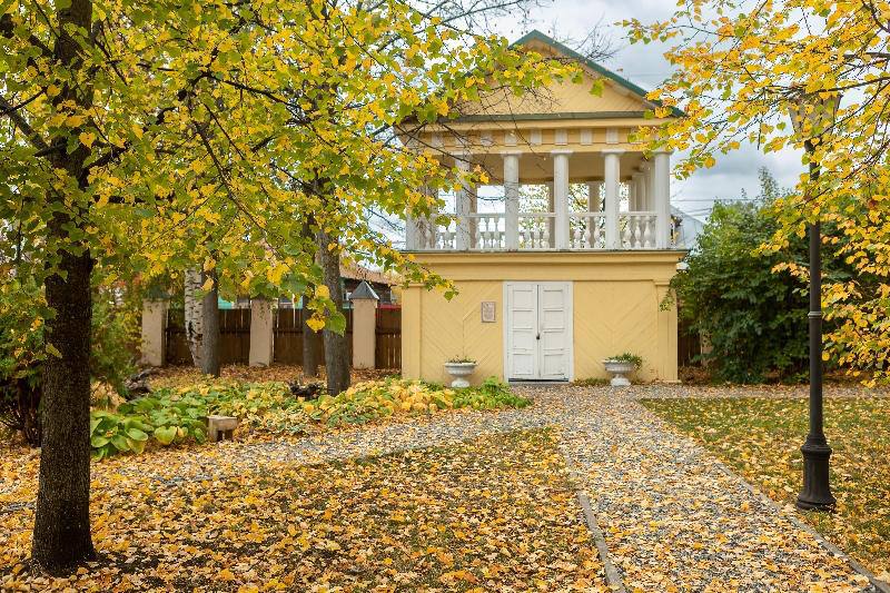 Четверть путешествий по России в 2025 году пришлась на межсезонье Поездки по России весной и осенью становятся все более популярными в 2025 году их доля в общем объеме внутренних бронирований впервые составила 25 что на 4 5 выше чем годом ранее Об этом свидетельствуют данные совместного исследования Минэкономразвития России и Ассоциации туристических агрегаторов АТАГ Самыми востребованными направлениями в межсезонье стали Москва и Подмосковье Санкт Петербург и Ленинградская область Краснодарский край Татарстан и Калининградская область При этом особенно высокий рост интереса зафиксирован в регионах активно развивающих туристическую инфраструктуру в Крыму Адыгее Карелии Дагестане Челябинской Тюменской и Рязанской областях спрос вырос от 40 до 200 Отдельного внимания заслуживает интерес к малым историческим городам Рыбинску Ростову Великому Выборгу Коломне и другим где туристы все чаще останавливаются в отелях апартаментах и глэмпингах Основной формат размещения отели категории три звезды средний чек в которых весной составил 4 2 тыс рублей а осенью 5 тыс рублей При этом спрос на глэмпинги демонстрирует рекордную динамику рост на 75 весной и 50 осенью Такой формат особенно востребован в Карелии и Тульской области Новости Отели ОтелиРоссии Новости Отелей