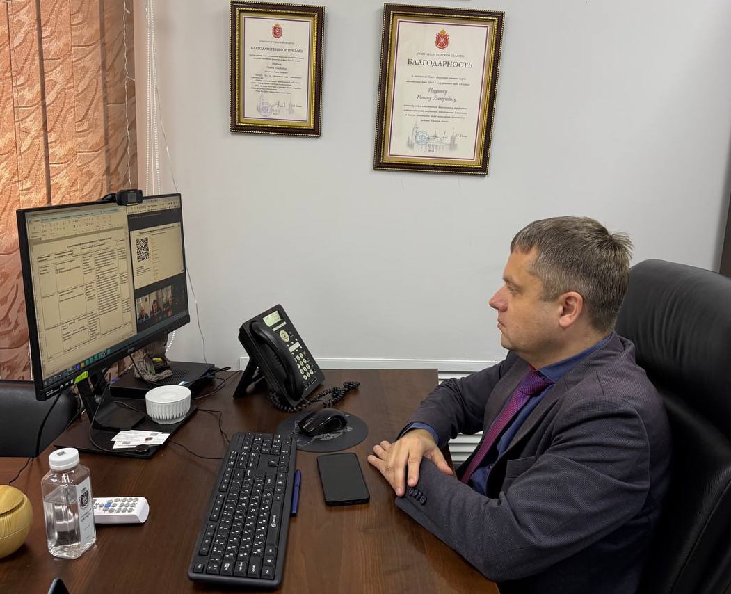 Нацпроект Экспорт в Тульской области обсудили перспективы экспорта в Казахстан 17 февраля состоялась встреча Час с Торгпредом посвященная развитию торгово экономического сотрудничества с Республикой Казахстан В ней приняли участие 13 компаний экспортеров из различных отраслей промышленности На встрече Торговый представитель России в Казахстане Антон Логинов рассказал об особенностях работы на рынке Казахстана текущих трендах актуальных требованиях к ввозимой продукции и наиболее перспективных нишах для тульских экспортеров Заместитель министра экономического развития Тульской области Роман Ишутин отметил значимость Казахстана как торгового партнера региона Казахстан занимает седьмое место по экспорту тульских товаров среди всех стран и второе место среди стран ЕАЭС по итогам трех кварталов 2025 года Мы фиксируем устойчивый рост за 11 месяцев 2025 года экспорт из Тульской области увеличился почти на 11 по сравнению с аналогичным периодом 2024 года Наибольший объём поставок приходится на продовольственные товары удобрения изделия из черных металлов древесину и вату В марте этого года планируем организовать бизнес миссию тульских компаний в Алматы чтобы укрепить партнёрские связи на месте подчеркнул Роман Ишутин Формат Час с Торгпредом был создан Минпромторгом России по нацпроекту Международная кооперация и экспорт Он позволяет бизнесу получать актуальную информацию о рынках презентовать свою продукцию и получать адресные рекомендации по выходу на рынок конкретной страны