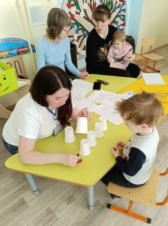 В комплексном центре «Забота» стартовал проект по созданию выездной службы ранней помощи детям и их семьям. В апреле этого года учреждение выиграло грант в размере более 2,3 млн рублей. Средства будут направлены на развитие системы помощи семьям с детьми раннего возраста от 0 до 3 лет из удаленных районов области. В 2025-2026 годах помощь и поддержку на дому получат 30 семей из Белозерского, Кадуйского, Устюженского, Шекснинского, Череповецкого округов. В рамках проекта будут работать: выездная междисциплинарная бригада «Мобильный офис», выездной игротерапевтический кабинет «Играем с мамой», онлайн-школа для родителей детей раннего возраста «Особая забота». Семьи также смогут воспользоваться пунктом проката «Мобильная игротека» и взять на дом развивающее и игровое оборудование. Первыми мероприятиями проекта стали выезды в Белозерский и Кадуйский округа. На встречах специалисты провели углубленную диагностику 16 детей и дали родителям рекомендации по созданию развивающей среды и проведению занятий дома. #Во35 #Новости35_соцзащита Александр Ершов Александр Ершов