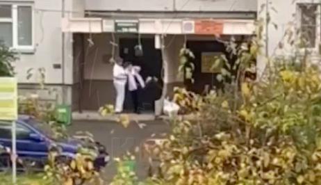 Мать избила свою 9 летнюю дочь за то что та не закрыла дверь В Красноярске женщина избила свою дочь за то что та не закрыла входную дверь сообщили в ГУ МВД России по Красноярскому краю Как рассказали в ведомстве инцидент произошел 28 сентября у подъезда дома на переулке Светлогорский Видео поделились сердобольные очевидны на кадрах видно как женщина таскает девочку за волосы и даже встав на возвышенность пытается ее приподнять после чего колотит руками Сейчас 9 летнюю девочку передали отцу в отношении 47 летне женщины составили административный протокол по статье 6 1 1 КоАП РФ Побои Подписывайся на АиФ Новости Красноярска