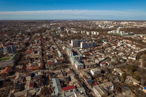 Симферополю нужны новые школы.  Проблема с нехваткой мест в детсадах же практически решена, рассказал глава администрации столицы республики Михаил Афанасьев.  Под строительство школ, по его словам, выделили семь земельных участков.