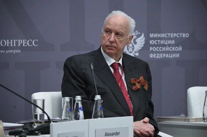 Бастрыкин взял под контроль дело о падении ребенка в люк в Воронеже Глава Следственного комитета России Александр Бастрыкин затребовал у воронежских коллег доклад о расследовании инцидента на Олимпийском бульваре в Воронеже Там 7 летний мальчик провалился в открытый канализационный люк Об этом сообщила пресс служба СКР 31 января Судя по сообщениям в соцсетях мальчик упал в открытую шахту во время прогулки По счастливой случайности он остался невредимым Напомним накануне региональное управление СК уже возбудило дело по статье за халатность а прокуратура начала проверку по этому инциденту  Ранее Бастрыкин взял под личный контроль дело о халатности из за травли в яменской СОШ под Воронежем Поводом стали обращения родителей и сообщения о том что сверстники помимо травли призывают детей к дракам