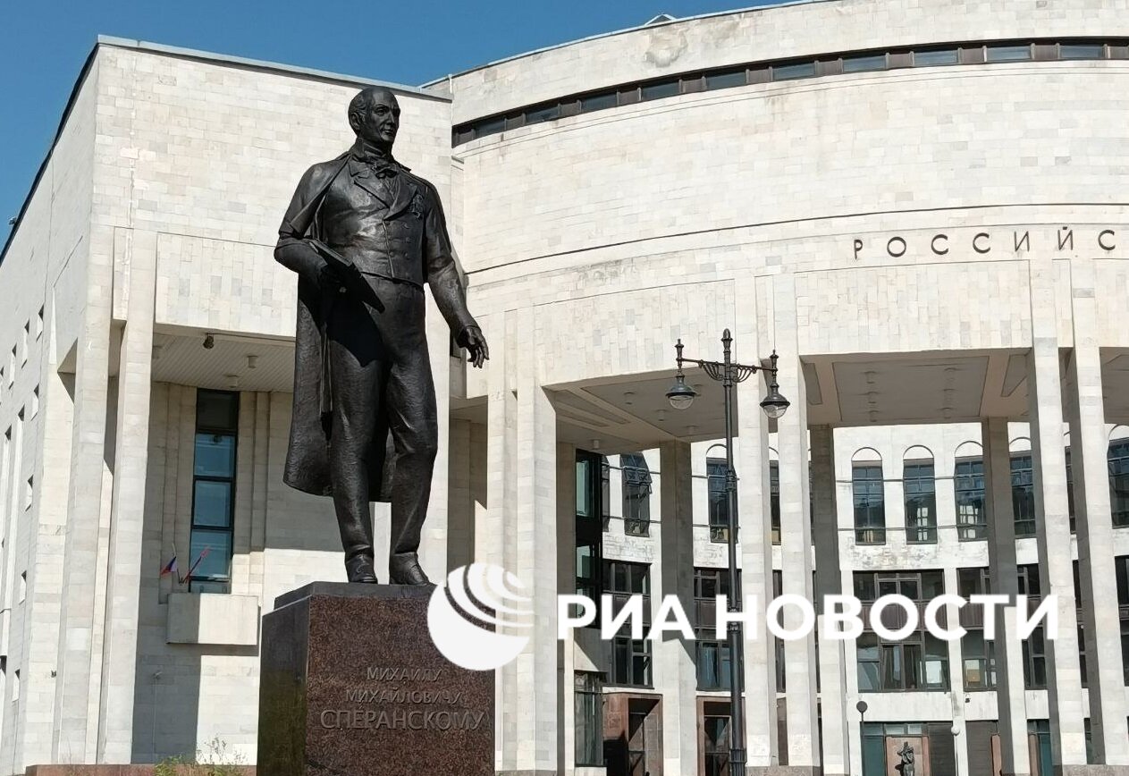 В Петербурге установлен памятник Михаилу Сперанскому, выдающемуся юристу и государственному деятелю XIX века. Церемония открытия прошла перед зданием Российской национальной библиотеки. Также сегодня в городе начинается Петербургский международный юридический форум.