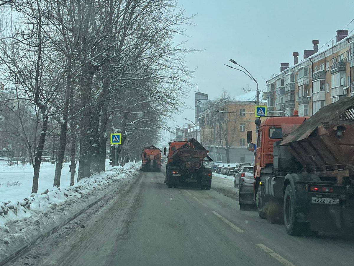 В Барнауле продолжают вывозить снег  Сегодня, 2 декабря, на дорогах и тротуарах города после непродолжительного снегопада проводятся следующие виды работ:   Механизированная очистка тротуаров: в Северном Власихинском проезде, на улицах - Сизова, Профинтерна, Антона Петрова, Глушкова,  40 лет Октября, Тимуровская, проспектах Калинина и Комсомольский и других участках уличной сети;  Прометание, противогололедная обработка дорог на улицах: Балтийская,  Попова, Малахова, Павловский тракт, Южный тракт, в поселках Казённая Заимка, Научный городок, Березовка, Черницк, Бельмесево, Затон и на других участках дорожной сети.   Продолжается вывоз снега с улиц города. Сегодня работы проводятся на улицах: Георгия Исакова, Молодежная,  Воровского, Пионеров, Малахова, Павловском и Змеиногорском трактах и на других участках.   На дорогах  и тротуарах города работает 125 дорожных рабочих и 60 единиц техники.