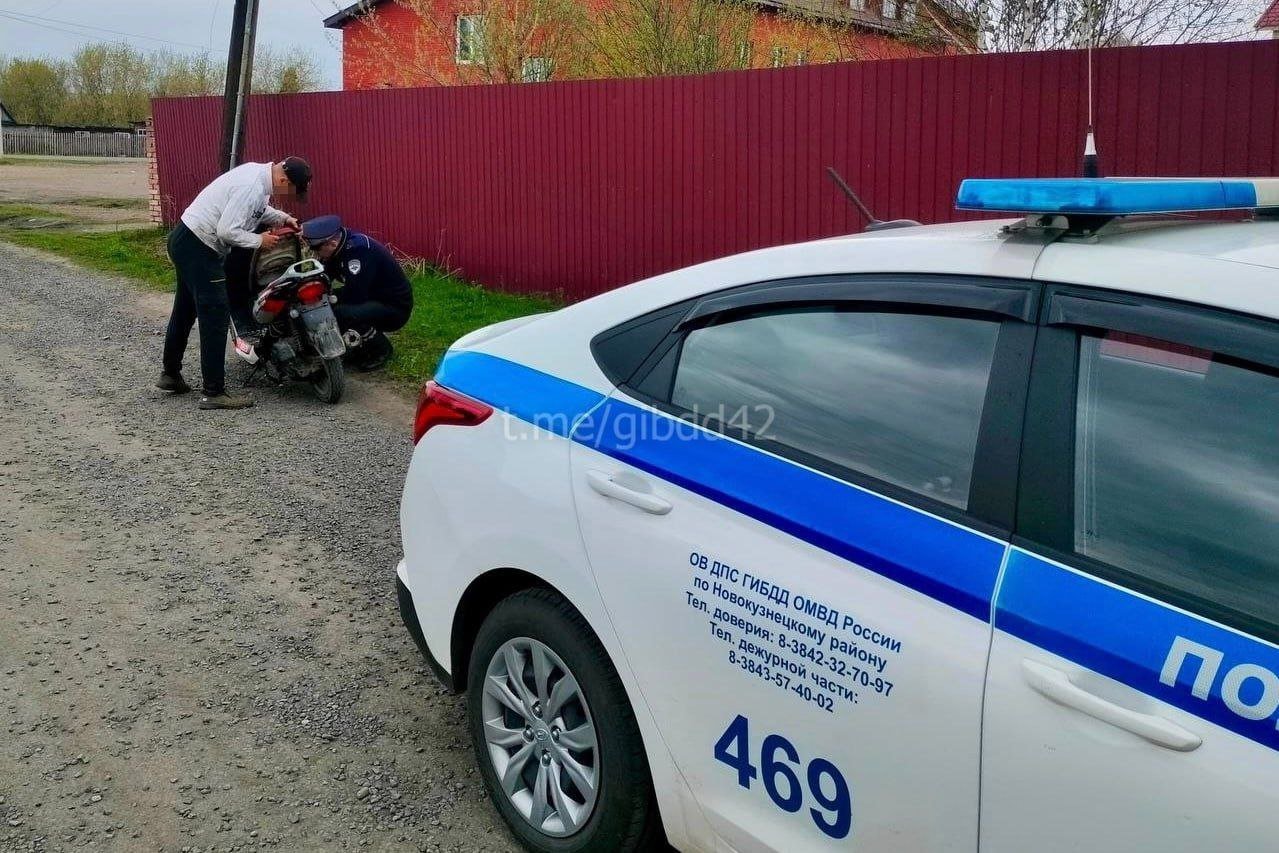 Инспекторы отстранили от управления несовершеннолетнего водителя мопеда В Кузедеево подросток управлял «Ирбисом», которым могут управлять только люди, имеющие водительскую категорию «М». Выяснилось, юноше уже исполнилось 16 лет, он может быть привлечен к административной ответственности, как и любой взрослый. В присутствии матери в отношении подростка составлены материалы за «бесправное» управление мототехникой и отсутствие шлема. Сумма штрафов может быть крупной - 1500 рублей за отсутствие средств защиты и до 15 000 рублей за отсутствие прав. Мопед был доставлен на спецстоянку. Во время общения с полицейскими мать школьника рассказала, что мопед был куплен подростком у соседа, она разрешает ребенку на нем кататься, поскольку не считает это противозаконным. Женщину и мальчика ждет вызов в отдел полиции на встречу с инспекторами ПДН, рассмотрение на заседании комиссии по делам несовершеннолетних и решение вопроса о привлечении матери к административной ответственности за ненадлежащее воспитание ребенка.