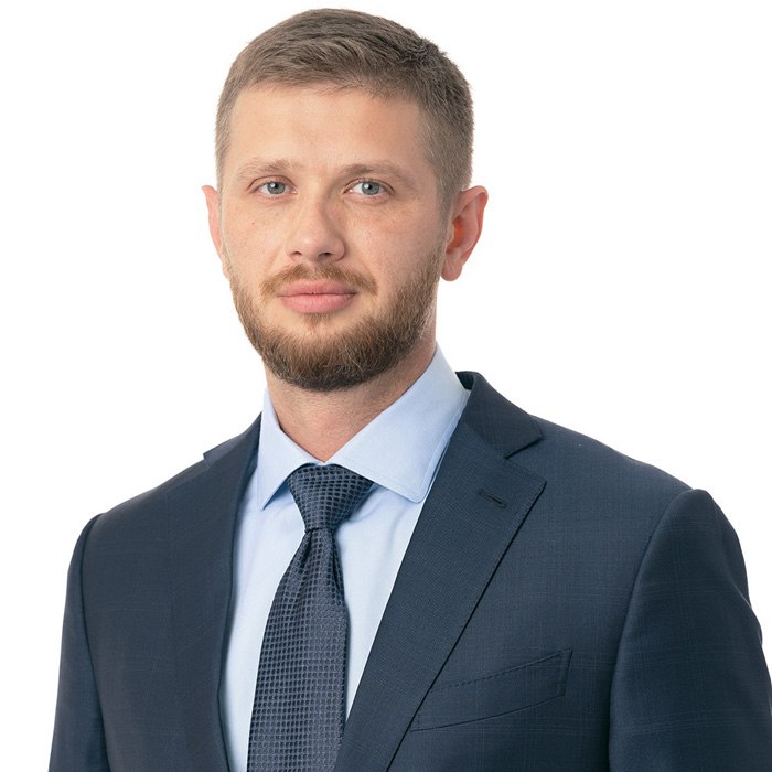 Евгений Стекачев Переход на пятидневную учебную неделю позволит детям получать полноценный отдых и проводить больше времени с семьей Председателю думы регулярно поступают обращения родителей с просьбой поспособствовать переходу на пятидневку При согласии родителей такую практику можно ввести для всех классов Поэтому Стекачев предлагает рекомендовать городским образовательным учреждениям полностью перейти на пятидневный режим работы На сегодняшний день в областном центре более 90 тысяч школьников обучается в 73 учебных заведениях По пятидневке учатся 74 6 тысячи человек 82 8 процента в 35 учреждениях Все учащиеся начального блока получают знания только пять дней в неделю При этом шестидневная неделя чаще всего предусмотрена для учеников 8 11 классов Сейчас согласно действующему федеральному законодательству образовательные организации имеют право самостоятельно определять распорядок Изменить Федеральный закон 273 ФЗ Об образовании в Российской Федерации предлагают депутаты Государственной думы Парламентарии предполагают дополнить положение новой частью 11 1 которая закрепит обязательную пятидневную неделю Подробно вопрос рекомендации школам Иркутска перехода на пятидневку планируется обсудить на депутатских слушаниях в думе города 29 октября
