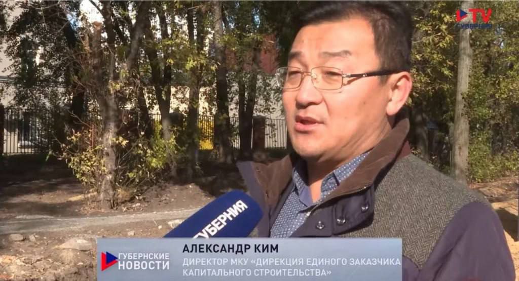 Наши источники подтверждают: в административном здании на Кольцовской, 45, где расположены управление строительной политики мэрии и муниципальное казенное учреждение «Дирекция единого заказчика капитального строительства» в настоящее время проходят обыски. В том числе, в кабинетах руководителя управления Евгения Шишкина и директора МКУ Александра Кима. Шишкин и Ким работают в нынешних должностях с августа и мая 2023 года соответственно.   Любопытно, что до перехода на свою нынешнюю должность именно Шишкин  возглавлял МКУ «Дирекция единого заказчика капитального строительства», а Ким был его заместителем, а затем и сменщиком. Говорят, что утром у них прошли обыски по домашним адресам. В чем дело, пока никто не комментирует, даже шепотом. Но это совершенно точно не вброс.