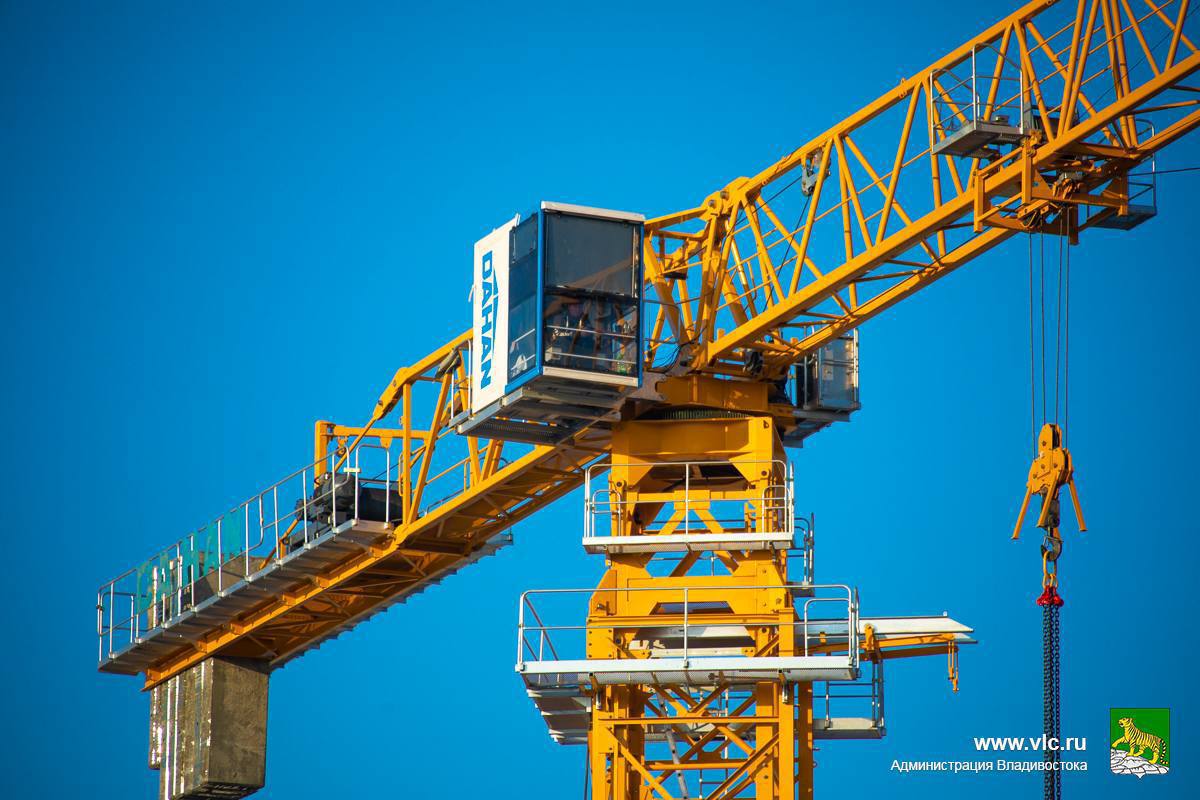 Механизм комплексного развития территорий становится одним из приоритетных при строительстве во Владивостоке Он предусматривает не только возведение новых домов но и создание полноценной инфраструктуры Об этом сообщил во время Прямого разговора губернатор Олег Кожемяко Во Владивостоке подготовлено уже три проекта КРТ На Адмирала Юмашева предстоит построить новый современный детский сад и современный фермерский рынок отремонтируют школу сделают сквер В районе Тунгусской появится школа детский сад отремонтируют дороги сделают новые прогулочные зоны установят детские и спортивные площадки А еще построят надземный пешеходный мост через улицу Шилкинскую и подземную парковку На острове Русский появятся малоэтажные жилые дома детские сады школы поликлиники спортивные сооружения благоустроенные набережные дорожная и туристическая инфраструктура Владивосток остается лидером по темпам строительства жилья на Дальнем Востоке Только в 2025 году в городе было введено в эксплуатацию 658 тысяч квадратных метров жилья КРТ Жильё Читайте наши новости в МАХ