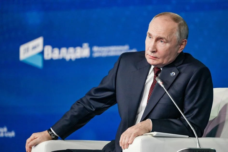Отвечая на вопросы журналистов Владимир Путин сообщил что торговля ураном с США продолжается По его словам Россия является вторым по величине поставщиком урана для американских АЭС экспортируя около 25 потребляемого американцами ядерного топлива В прошлом году Россия заработала на этом около 750 млн за первое полугодие 2025 го более чем 800 По мнению Президента РФ общая выручка по итогам года за ядерное топливо может составить примерно 1 1 2 млрд Покупают и правильно делают Мы готовы продолжать эти поставки стабильно и надежно Отказ Европы от российского газа привел к подорожанию продуктов и обеднению населения ЕС отметил Владимир Путин