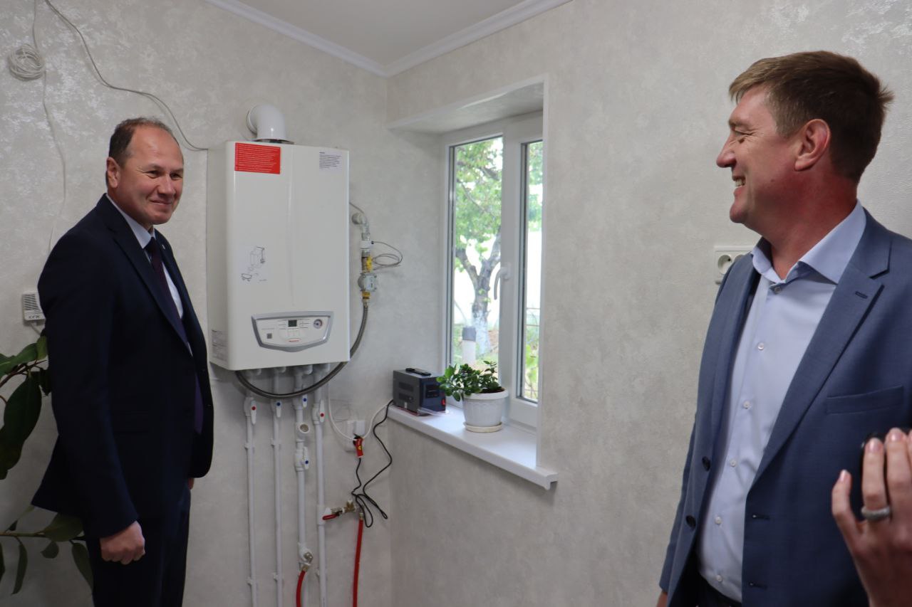 В Сакском районе состоялся торжественный пуск газа Торжественный ввод в эксплуатацию распределительных газопроводов низкого давления газа состоялся в селе Вершинное. Протяженность газопровода — 6,223 км. Возможность подключиться к газу получили 104 домовладения, уже подано 44 заявки на технологическое присоединение. Строительство объекта стартовало в декабре 2024 года в рамках региональной программы газификации населенных пунктов РК. Источник: тг-канал главы администрации Сакского района Владислава Хаджиева #РеспубликаКрым