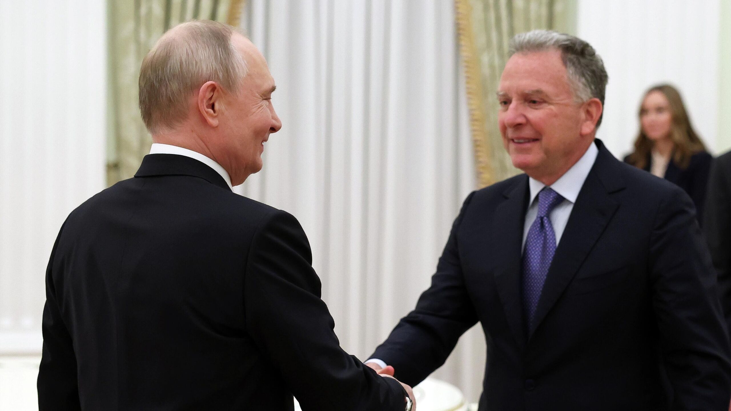 Спецпосланник президента США Стив Уиткофф признался что президент России Владимир Путин всегда оставался честным в ходе их встреч Он всегда был со мной честен сообщил американский чиновник в интервью Ларе Трамп на телеканале Fox News Уиткофф добавил что его встречи с главой российского государства становятся очень актуальными Поэтому я считаю что эти встречи были важны и надеюсь мы сможем завершить всё это отметил Уиткофф