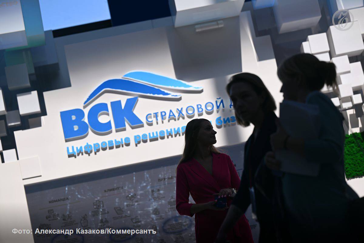 Владельцы одного из крупнейших российских страховых домов ВСК ищут покупателей на свой бизнес стало известно Ъ Речь может идти о продаже как компании целиком так и доли одного из основных владельцев Участники рынка обращают внимание на то что в последнее время в компании были заметные кадровые перестановки В июне у ВСК сменился гендиректор в ноябре стало известно что замгендиректора по медицинскому страхованию также покинул компанию Кроме того в этом году из ВСК ушли замгендиректора по управлению продажами и замгендиректора по развитию бизнеса По словам экспертов ВСК может быть интересна покупателям в первую очередь клиентской базой у страховщика несколько десятков миллионов частных и полмиллиона корпоративных клиентов Стоимость актива оценивается в 12 20 млрд руб Ъузнал