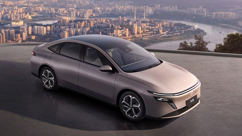 Вроде бы пора уже перестать реагировать на смешные цены новинок на китайском рынке Даже зарубежных брендов Но никак не получается особенно в условиях введения в России второй запретительной таможенной пошлины так называемого утильсбора Ведь по цене абсолютно убогой Lada Granta даже не Весты которая тоже устаревшее убожество Nissan начинает продажи крупного гибридного седана N6 Базовую комплектацию предлагают за 15 тысяч долларов а ведь наверняка появятся и скрытые скидки Гибридная установка бензиновый мотор объемом полтора литра и электрический 155 кВт позволяет проехать в электрорежиме до 180 км Разгон до сотни 6 8 секунды Еще один нормальный автомобиль для китайских бедняков