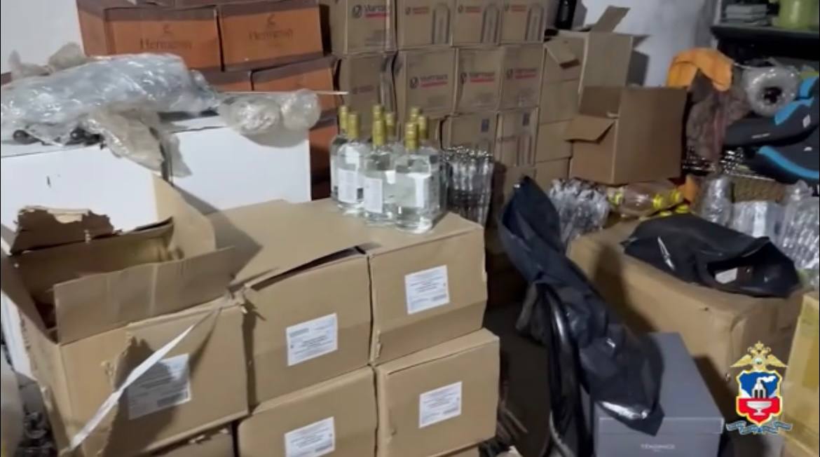 Житель Новоалтайска хотел продать фальсифицированные алкоголь и табак почти за 4 миллиона рублей В незаконной деятельности обвиняется 37 летний безработный житель Новоалтайска Известно что мужчина хранил около 9 тысяч бутылок сомнительной водки коньяка виски и тоника в том числе известных зарубежных брендов а также около 6 тысяч пачек сигарет Всё это предприниматель поставлял в мелкие магазины города и частным лицам Конфискованные товары отправили на исследование которое подтвердило что это фальсификат По данным специалистов её стоимость составляет около четырёх миллионов рублей Возбуждено уголовное дело мужчине предъявлено обвинение и избрана мера пресечения в виде подписки о невыезде и надлежащем поведении пишет полиция Алтайского края