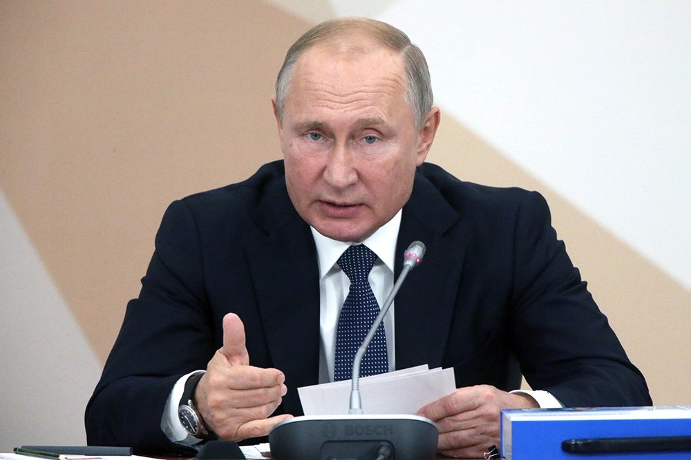 ‼ Президент России Владимир Путин дал ряд поручений Поручения: Усилить контроль за госзакупками и дать приоритет в них российской продукции. Продумать дополнительные меры поддержки экспортёров отечественного ПО. Представить предложения по поддержке лёгкой промышленности, сделав акцент на повышении уровня независимости отрасли. Ввести дополнительную поддержку отечественных производителей оборудования для горнолыжной инфраструктуры. Подумать насчёт антидемпингового расследования по импорту упаковки. Рассмотреть увеличение финансирования льготного лизинга в судостроении. #Россия #Путин #поручения