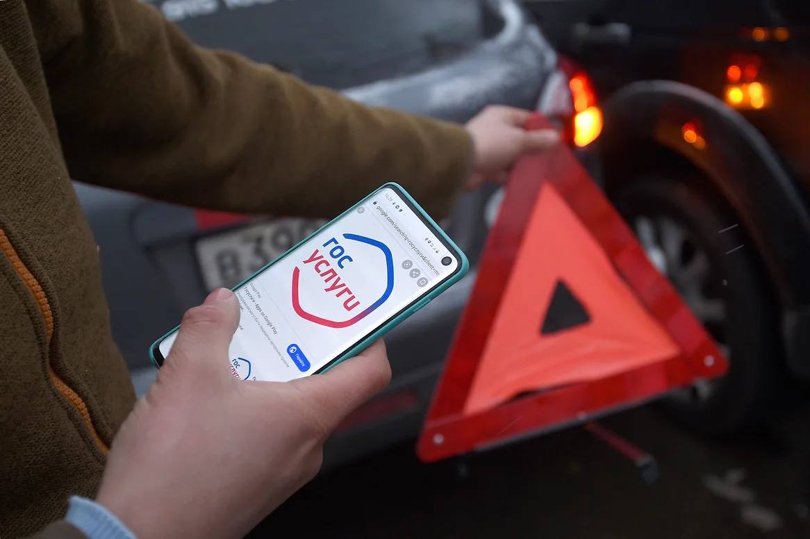 В Оренбурге двум мошенникам, которые инсценировали ДТП, заменили условный срок реальным  Оренбургский областной суд изменил приговор двум осужденным по делу о мошенничестве в сфере страхования, удовлетворив представление прокуратуры. Условное лишение свободы заменено на реальное. Об этом сообщает надзорное ведомство.  Уголовное дело касалось преступлений, совершенных с февраля 2019 по февраль 2023 года. Осужденные в составе организованной группы инсценировали ДТП на территории Оренбурга и обращались в страховые компании за компенсацией. Таким способом они похитили более 5 млн руб.   Фигурантами уголовного дела стали шесть человек: четырех из них суд приговорил к реальным срокам лишения свободы, двое других получили условные сроки. Осужденные попытались оспорить приговор. Они не согласились с тем, что преступления были совершены в составе организованной группы. Кроме того, с назначенным наказанием не согласилась прокуратура. Она потребовала заменить условное лишение свободы на реальное. В итоге апелляционная инстанция отклонили жалобы осужденных, но поддержала гособвинителя.