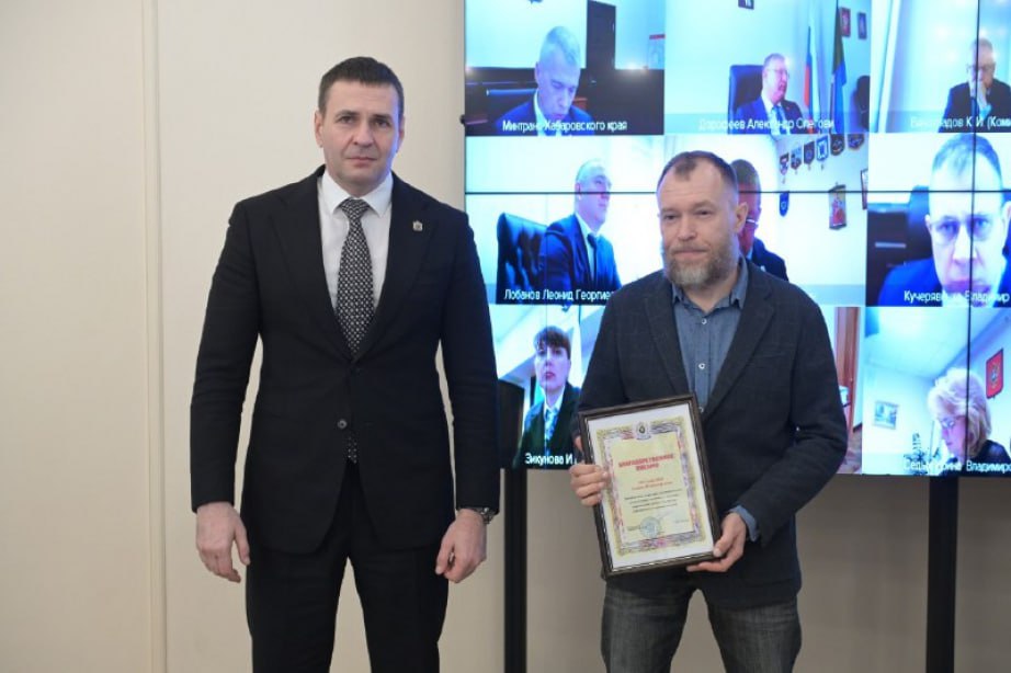 Губернатор Дмитрий Демешин наградил пенсионера МВД Андрея Остапенко за спасение жизни человека   8 января во время пробежки по дамбе в районе улицы Юнгов в Хабаровске Андрея Остапенко заметил тонущего человека Рискуя жизнью он вышел на лед и вытащил пострадавшего Андрей Остапенко рассказал что он из рода казаков ведет активный образ жизни занимается спортом это и помогло ему спасти человека Он поблагодарил главу региона за активную поддержку спорта в крае в том числе личным примером Отрадно что у нас в крае есть такие достойные люди И у нас на Дальнем Востоке таких людей много Это стержень Дальнего Востока отметил губернатор Дмитрий Демешин говоря о герое ХАБАРОВСКИЙ КРАЙ в МАХ