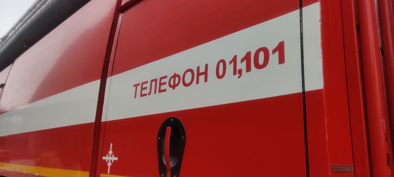 В Курской области за сутки произошло 7 пожаров К счастью, ни в одном из происшествий с огнём не было пострадавших или погибших. Был другой инцидент с пострадавшим, на который реагировали спасатели — взрыв при утечке бытового газа на улице Марата в Курске. Там госпитализировали 24-летнего парня. Огнеборцы МЧС также выезжали на сообщения о ДТП. Всего за сутки они среагировали на 5 аварий. Пиротехники МЧС за сутки обезвредили 118 ВОПов. Фото ТРК «Сейм» Сейм Курская область
