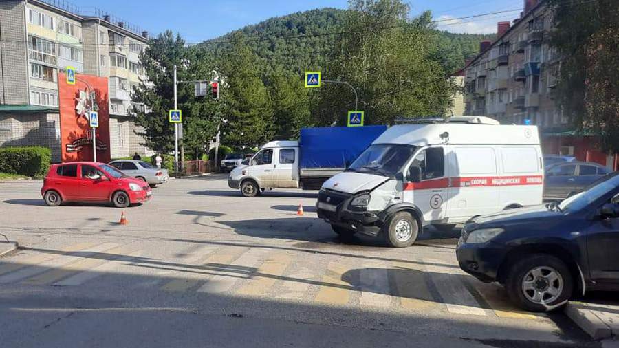 Пострадавший в ДТП на Алтае житель Новосибирска попал в аварию на машине скорой помощи  В Горно-Алтайске автомобиль скорой помощи, ехавший с места ДТП с пострадавшим, попал в аварию. Предварительно, в районе дома № 60 по проспекту Коммунистическому машина скорой помощи, двигаясь в сторону медучреждения с включенным проблесковым маячком и звуковой сиреной, столкнулась с автомобилем Toyota Rav 4, который выезжал на проспект.  В тот момент автомобиль скорой помощи вез 45-летнего жителя Новосибирска, который ранее пострадал в ДТП вблизи села Кызыл-Озек.  В результате аварии медицинская помощь понадобилась водителю ГАЗели и фельдшеру.