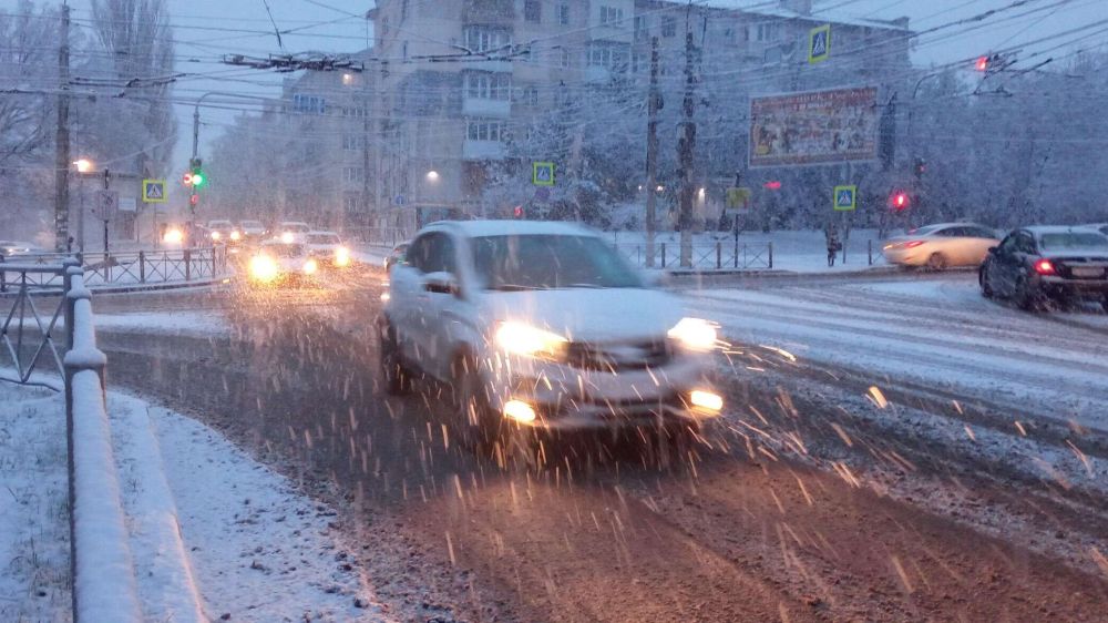 Снежный шторм в Крыму: ситуация на дорогах сейчас ⁠ СИМФЕРОПОЛЬ, 8 фев – РИА Новости Крым. Более трех тысяч спасателей и около 950 единиц техники дежурят для экстренного реагирования на происшествия в связи со штормовым предупреждением, число мониторинговых групп увеличено в связи с ухудшением погодных условий. Об этом сообщили в ГУ МЧС по республике.  В связи с ухудшением погоды организована работа тринадцати мониторинговых групп. Для оповещения населения привлечен мобильный комплекс информирования и оповещения населения. Спасатели – в режиме повышенной готовности.  "На дежурстве находятся силы и средства от РСЧС – 2246 человек и 859 единиц техники, от МЧС России – 316 человек и 88 единиц техники. На все сообщения о происшествиях организовано экстренное реагирование оперативны...  Подробнее>>>