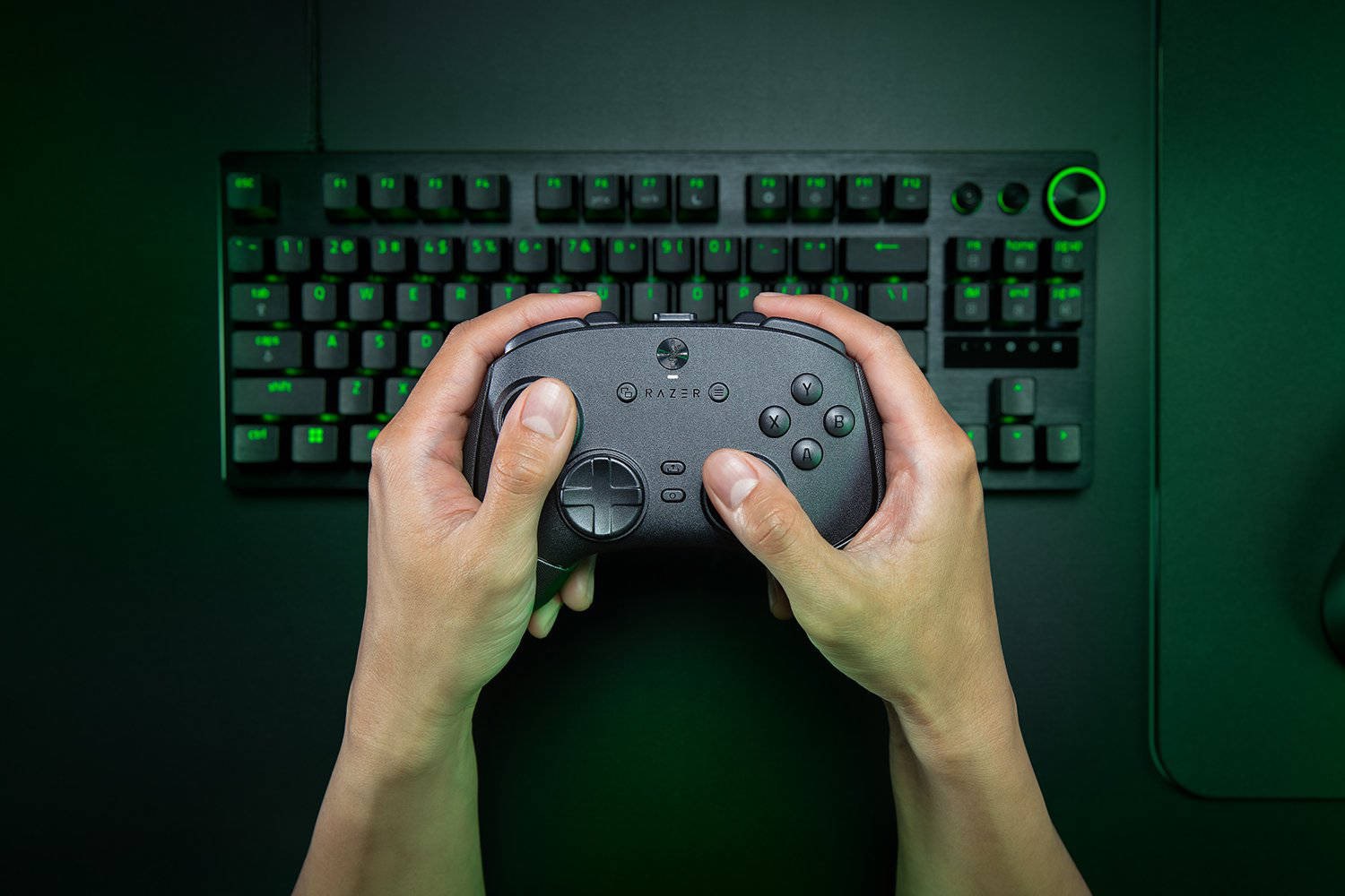 Подарок для киберспортсменов: Razer выпустила беспроводной контроллер Wolverine V3 Pro 8K  Уже сейчас ПК-геймеры могут приобрести беспроводной контроллер Razer Wolverine V3 Pro 8K, который получил высокоточные TMR-стики и тактильные механические кнопки, а также частоту опроса 8000 Гц.