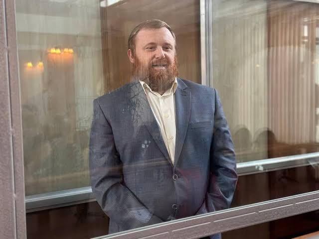  «Красный губернатор» Ищенко вернулся в Приморье — теперь будет работать по приговору Андрею Ищенко смягчили наказание: вместо колонии — обязательные работы в исправительном центре в селе Чкаловское. Бывший кандидат на пост губернатора уже во Владивостоке — он впервые за три года увиделся с детьми. Завтра должен прибыть в центр для отбывания оставшегося срока. Ранее его осудили на 6,5 лет за махинации с продажей нежилой недвижимости. / Реклама