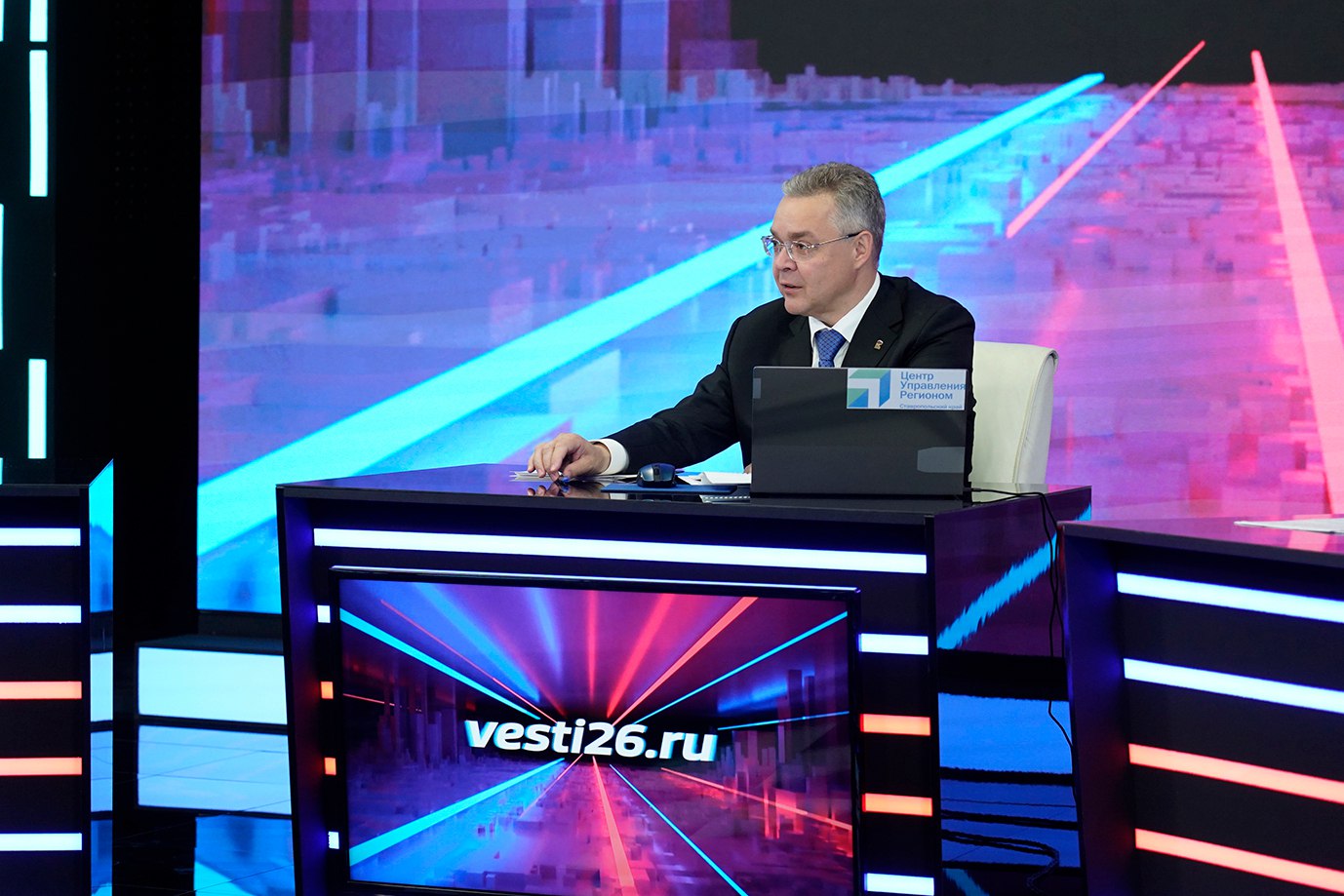 Губернатор Владимиров: «В Ставрополе будет создан краевой мемориал памяти участников СВО» Об этом заявил губернатор Владимир Владимиров во время прямой линии. «Памятник точно появится. Планируем разместить его рядом с офисом Фонда «Защитники Отечества». Обязательно укажем всех героев, кто отдал жизнь за Родину», — подчеркнул глава края. Проект памятника уже разработан. Кроме того, во всех округах края ведётся подготовка к созданию аналогичных мемориальных объектов. Их внешний вид был определён голосованием жителей. По словам губернатора, реализовать такие проекты правильно будет после Победы. Напомним, соответствующее поручение главам территорий губернатор дал в октябре 2024 года. Выбранный жителями проект рекомендован к применению в муниципалитетах.