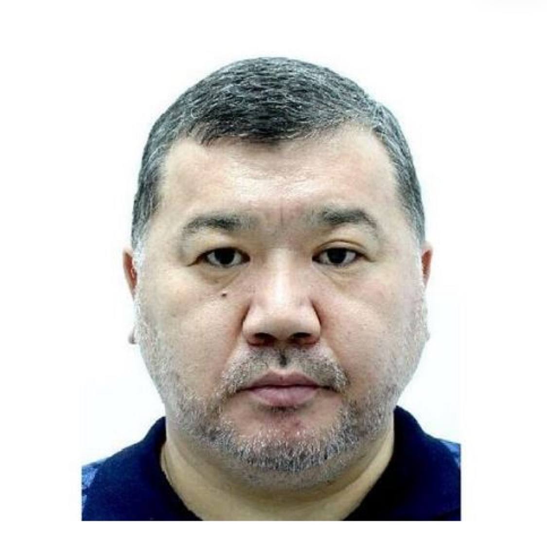 Это бывший главный транспортный прокурор Казахстана Максат Дуйсенов Его объявили в розыск Соответствующая информация опубликована на портале органов правовой статистики и специальных учетов Генпрокуратуры Согласно данным ресурса разыскное дело зарегистрировано 29 августа в Алматы Дуйсенову 52 года он числится в базе разыскиваемых лиц уже три дня Мы обратились за подробностями в правоохранительные органы Максат Дуйсенов был назначен главным транспортным прокурором Казахстана в августе 2018 года приказом бывшего на тот момент генерального прокурора Кайрата Кожамжарова Потом он работал в Совбезе и Нацбюро по противодействию коррупции