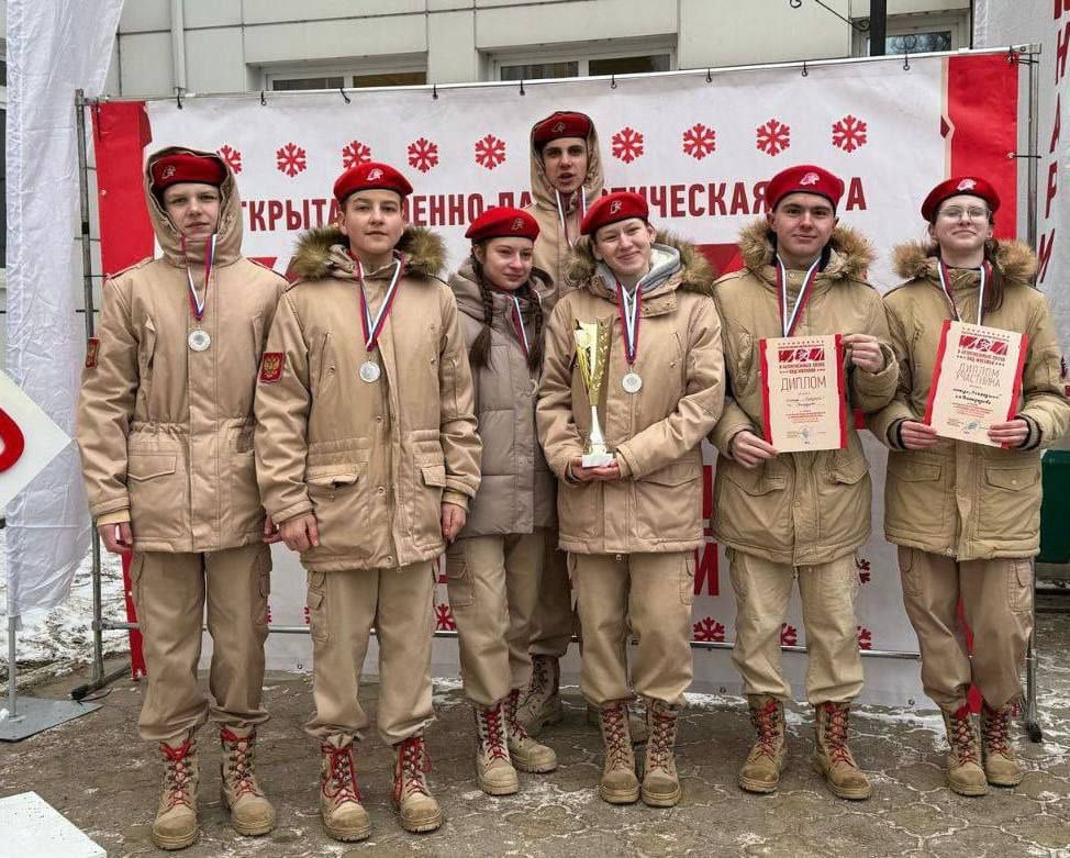 Команда юнармейцев из Домодедово заняла второе место на военно-патриотической игре.   В Подольске в Доме Юнармии «МОУ Быковская СОШ» им. Д.И. Зернова состоялась VII открытая военно-патриотическая игра «В белоснежных полях под Москвой», посвященная 80-й годовщине Великой Победы.  В этом году игра собрала рекордное количество команд — 130, которые соревновались за звание лучших.  По итогам напряжённой борьбы, пропитанной духом, команда юнармейцев «Разведчики» из Домодедово заняла второе место!  Поздравляем ребят и гордимся нашей талантливой молодёжью! Продолжайте в том же духе    Администрация Домодедово   Подписаться