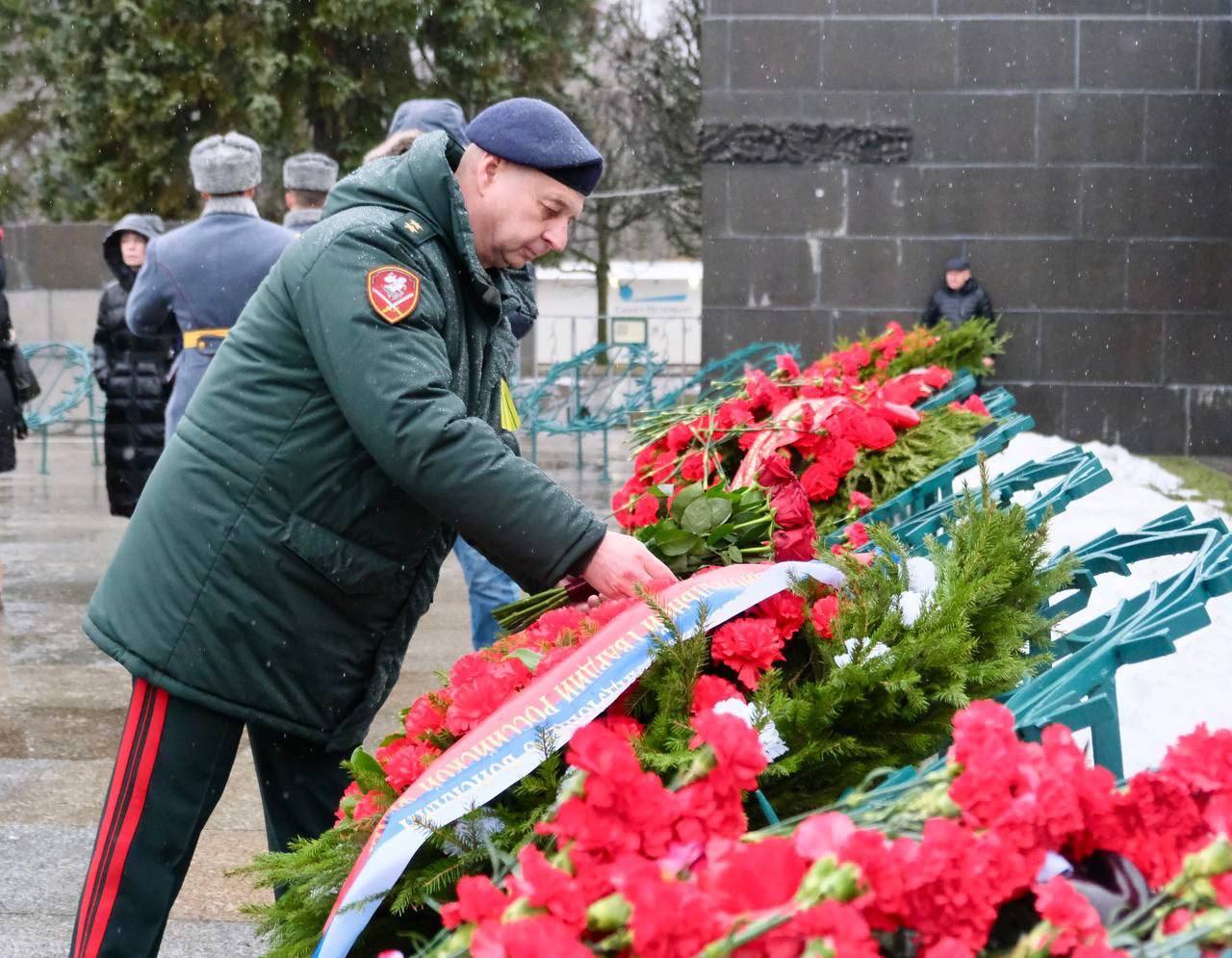 Представители Росгвардии почтили память погибших жителей блокадного Ленинграда    Торжественно-траурная церемония с участием делегаций органов власти, общественных организаций и силовых структур прошла на Пискарёвском кладбище Санкт-Петербурга в 81-ю годовщину полного освобождения города от фашистской блокады.    От имени руководства и личного состава войск правопорядка венки и цветы к памятнику «Мать-Родина» возложили командующий Северо-Западным округом Росгвардии Герой России генерал-лейтенант Сергей Бураков, начальник Главного управления Росгвардии по г. Санкт-Петербургу и Ленинградской области генерал-лейтенант полиции Андрей Тарасов, начальник Венной академии Росгвардии генерал-майор Андрей Кийко, офицеры и ветераны ведомства.