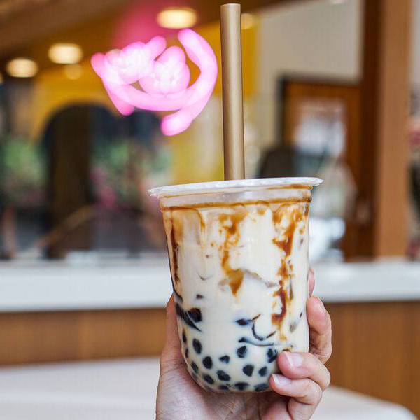 Популярный напиток бабл ти может привести к кишечной непроходимости предупреждают врачи Медики объясняют что шарики тапиоки сделанные из крахмала не перевариваются в организме и могут забивать кишечник При чрезмерном употреблении возможны воспаление брюшной полости интоксикация и даже необходимость хирургического вмешательства Врачи советуют не пить бабл ти слишком часто и выбирать напитки с меньшим количеством шариков Подписаться Предложить новости