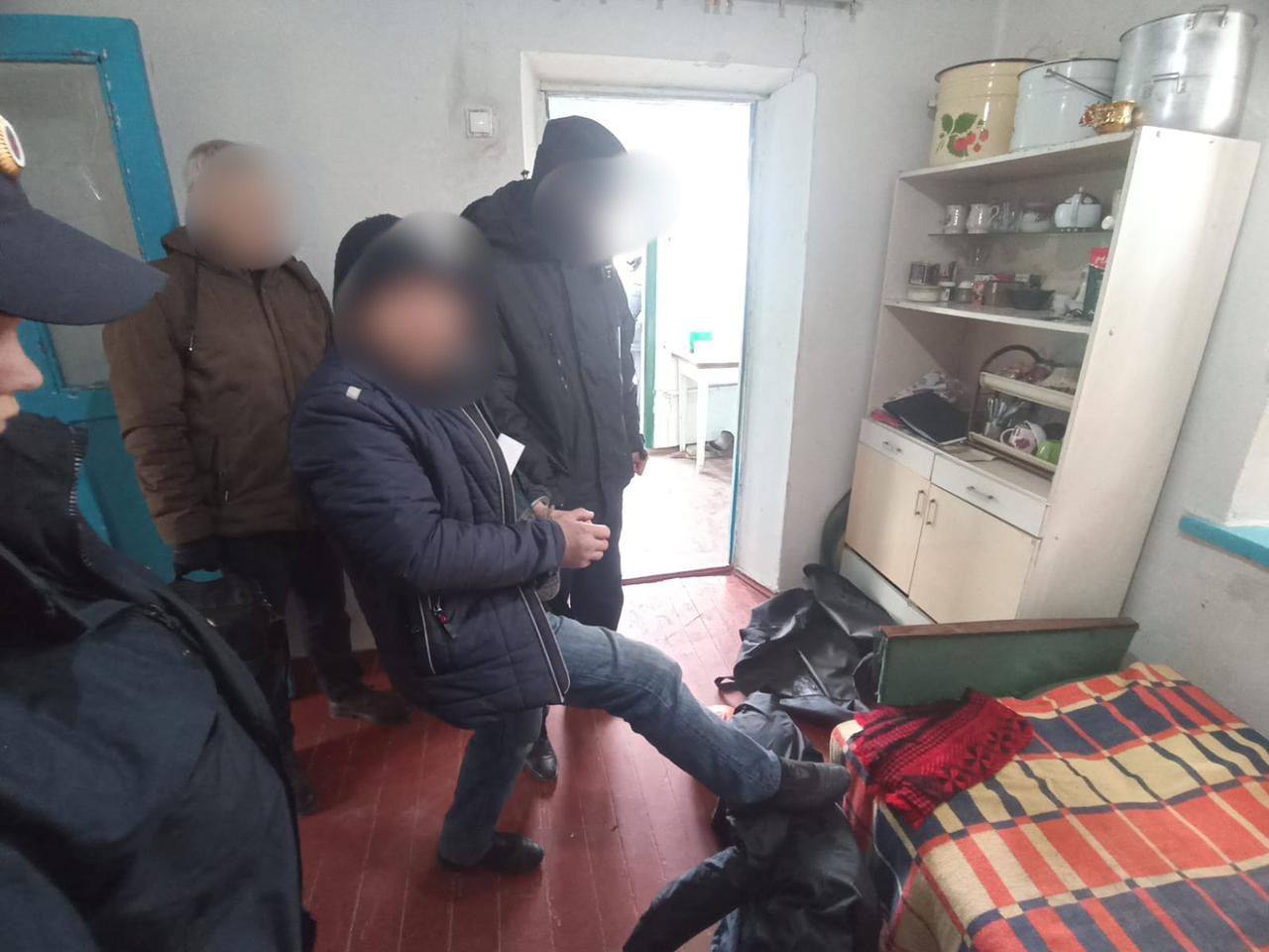 Жителя Кировского района обвиняют в избиении матери до смерти По данным следствия, пьяный мужчина избил мать руками, ногами и металлическими щипцами, нанося удары в голову и туловище. «От полученных травм женщина скончалась на месте преступления», — сообщили в прокуратуре Крыма. Мужчину задержали. Уголовное дело направили в суд. : Прокуратура РК ВЕСТИ КРЫМ