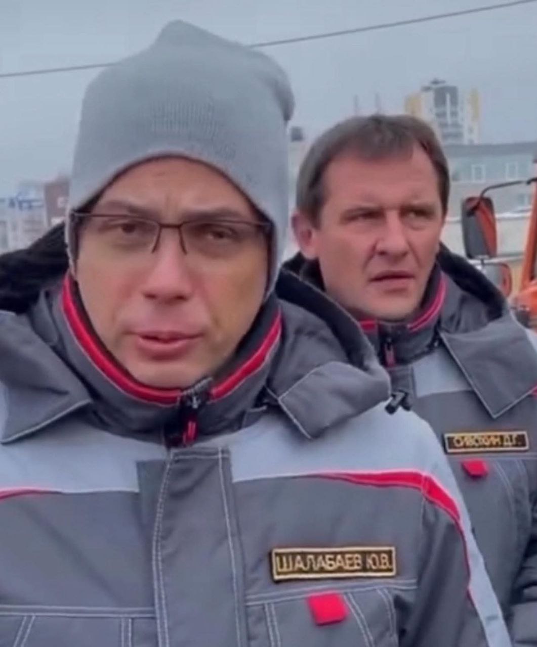 Экс-депутат думы Нижнего Новгорода, а сегодня фейсбук-блогер Евгений Лазарев ни разу не был замечен в особом пиетете к мэру Юрию Шалабаеву. А сейчас ситуация в городе такова, что того и гляди все нижегородцы будут произносить имя мэра лишь зажав нос. Слово Евгению Лазареву: "Мэр Юрка Шалабаев и его подчиненный Дмитрий Сивохин АО "Водоканал" не могут горожанам внятно сказать, чем пахнет в городе. Сначала говорили, что с очистных сооружений, которые реконструируются. А теперь устраивается детектив - чем пахнет, дескать, непонятно… И это при том, что есть статья 42 Конституции РФ: "Каждый имеет право на благоприятную окружающую среду, достоверную информацию о ее состоянии и на возмещение ущерба, причиненного его здоровью или имуществу экологическим правонарушением". Вот что пишет сегодня НИА "Нижний Новгород", которое финансируется из бюджета: "Нижегородцы массово жалуются на вонючий туман, который опустился на столицу Поволжья поздним вечером 13 июня и в ночь на 14 июня. По словам жителей, неприятный запах появился вместе с туманом сразу после дождя и моментально окутал город. Жалобы поступили из Советского, Канавинского, Ленинского и Нижегородского районов. А особенно резкий запах отмечался в Верхних Печерах и на площади Лядова. "На Мещере это явление уже стало постоянным", - пишет Анастасия. Кроме того, из-за густого тумана сильно снизилась видимость. Кто-то отметил, что запах был канализационным, на что нижегородцы жалуются уже давно. Но были также и другие мнения. "Верхние Печеры и Кстовское направление в этом запахе постоянно живут. И не надо говорить, что это запах с очистных сооружений. Запах явно химозный", - заявила Наталья В. При этом многие жители Автозаводского района никакого запаха не заметили. Ранее представители Нижегородской станции аэрации заявили, что НСА не является источником неприятного запаха, на который часто жалуются нижегородцы".