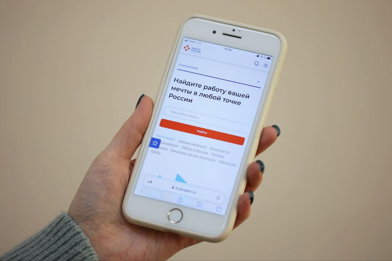 На портале Работа Россия размещено более 1000 квотируемых вакансий для подростков 14 18 лет Работодатели Иркутской области предлагают разные условия менеджерам и операторам от 50 до 60 тыс рублей рабочим без опыта около 50 тыс рублей В 72 вакансий зарплата превышает 30 тыс рублей Кадровый центр Работа России бесплатно помогает подросткам и родителям с выбором работы оформлением и консультациями На каждого несовершеннолетнего предусмотрена материальная поддержка в 2800 рублей отметил министр труда Иркутской области Кирилл Клоков Напомним что в 2025 году в регионе трудоустроили более 11 7 тыс подростков Работодатели гарантируют официальное оформление соблюдение охраны труда и сокращённый график согласно закону Подписывайтесь на Правительство Иркутской области в МАХ