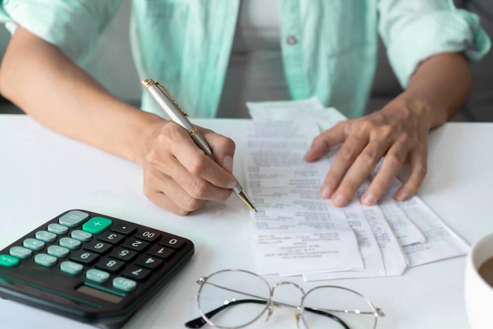 В РФ с 1 января вступит в силу ряд законов и изменений С начала 2026 года в России начинают действовать новые законы и нормативные акты влияющие на налоги рынок жилья оплату труда коммунальные платежи В РФ с 1 января 2026 года вступит в силу ряд законов и изменений  МРОТ будет повышен до 27 093 руб  Самозанятые смогут оформлять оплачиваемый больничный  ФНС получит полномочия проводить оценку финансового состояния бизнеса  Перечень признаков мошеннических операций будет увеличен Центробанком с 6 до 12  Начнет действовать круглогодичный призыв в армию  Страховые пенсии будут проиндексированы на 7 6  Период ухода за ребенком до 1 5 лет полностью включат в страховой стаж родителя для каждого ребенка без ранее действовавших ограничений  Будет сохранен ожидаемый период выплаты накопительной пенсии на уровне 270 месяцев 22 5 года  Семьи с невысоким доходом смогут вернуть часть уплаченного НДФЛ за предыдущий год  Регионы получат дополнительную помощь на лечение граждан страдающих жизнеугрожающими и хроническими редкими заболеваниями  Для заселения в гостиницу можно будет использовать водительское удостоверение  Заработает новый общероссийский классификатор профессий и должностей из 5 597 пунктов Кубанские Новости   Мы в MAX