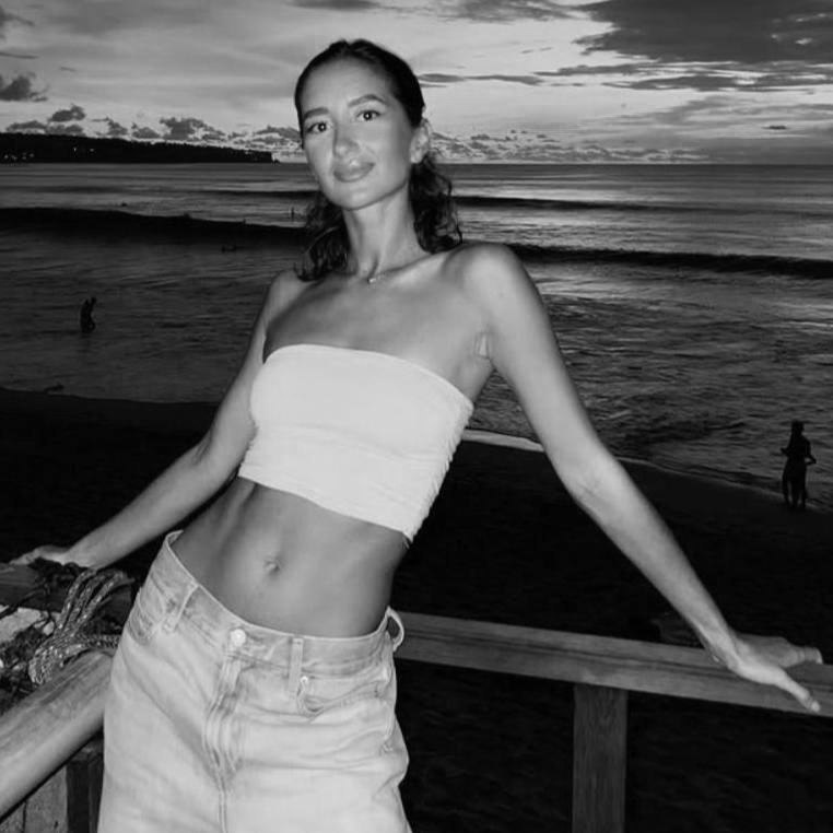 Свердловчанка погибла во время наводнения на Бали Она уехала туда зимовать По данным полиции округа Бадунг 30 летняя уроженка Ревды Ксения Козырина попыталась проехать на мотоцикле по затопленной дороге Потоком воды ее унесло под мост Девушку нашли только на утро уже мертвой Сейчас родственники собирают деньги чтобы перевезти ее тело на родину это будет стоить около миллиона рублей Из за сильных дождей на острове затопило уже несколько районов Особенно пострадали Бадунг и город Денпасар Новости из Екатеринбурга