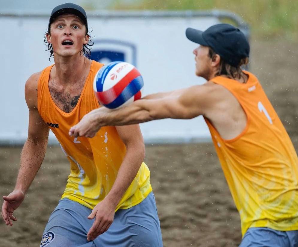 «Обнинск» выиграл «серебро» на этапе Открытого чемпионата России по пляжному волейболу в Южно-Сахалинске  В мужском финале наши спортсмены Дмитрий Веретюк и Фёдор Сабаев сражались против кубинцев. Увы, победить не удалось, но и второе место это очень хороший результат.     ES! - канал. Подписаться