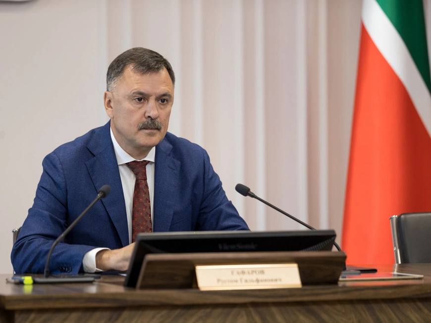 Рустем Гафаров снова назначен на пост руководителя Исполнительного комитета Казани Рустем Гафаров вновь назначен руководителем Исполнительного комитета Казани Об этом сообщили на заседании II сессии Казанской городской думы Гафаров возглавляет исполком Казани с октября 2020 года сменив на этом посту Дениса Калинкина который стал первым вице мэром города Конкурс на вакантную должность был объявлен 22 сентября на первой сессии Казанской городской думы пятого созыва На участие подали заявки три кандидата заместитель генерального директора по материально техническому снабжению Казэнерго Марат Махмутов действующий руководитель Исполнительного комитета Казани Рустем Гафаров и директор МУП Городские мосты Станислав Сорокин Конкурсная комиссия допустила всех трёх претендентов к финалу Сегодня на сессии они представили свои программы по развитию города Подписаться Сообщить новость Вести Татарстан в MAX