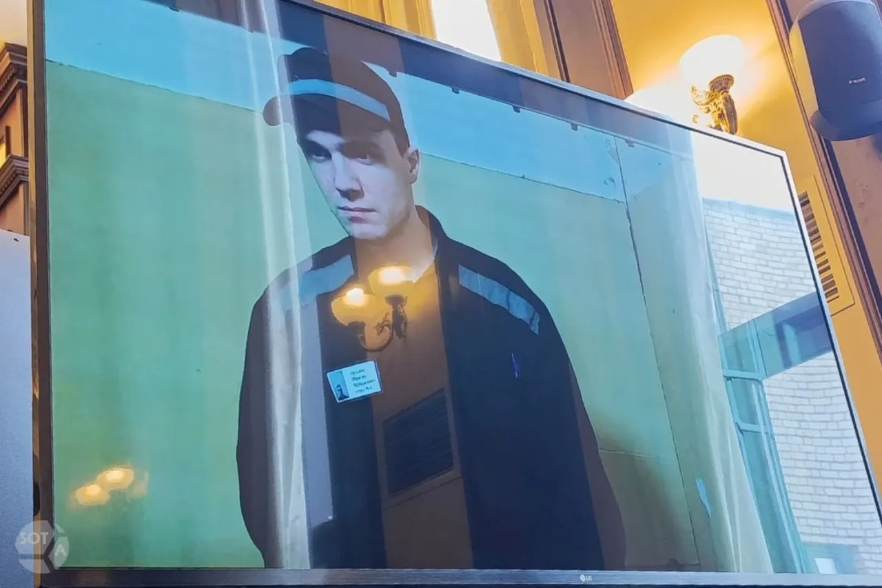 Верховный суд утвердил приговор в 16 лет колонии Ибрагиму Оруджеву за обучение терроризму и подготовку к теракту В октябре 2024 года московского студента Ибрагима Оруджева приговорили к 16 годам лишения свободы по статьям об обучении терроризму и подготовке к теракту По версии следствия в ноябре 2023 года Оруджев провел разведку местности у военкомата в Москве с целью дальнейшего поджога При обыске дома у юноши обнаружили блокнот с записями которые стали основным доказательством обвинения Сам подсудимый вину не признал Он пояснил что пришёл к военкомату узнать график работы чтобы затем прикрепиться к московскому комиссариату а в блокноте разрабатывал сюжет компьютерной игры В декабре прошлого года Оруджева внесли в список террористов и экстремистов Росфинмониторинга В кассационной жалобе адвокат Николай Фомин и защитник Владимир Василенко просили приговор отменить а Оруджева оправдать Фомин указал что стержнем обвинения является выполненная с грубыми нарушениями лингвистическая экспертиза вопросы для нее поставил не следователь а придумала для себя сама эксперт она же сделала перевод рукописных фраз на украинском языке хотя не предоставила документы о должной квалификации и знаниях данного иностранного языка не оформила исследовательскую часть в экспертизе Как только будет дана правильная оценка этому доказательству обвинение посыпается сказал адвокат Фомин Сам Оруджев добавил что так как учился на переводчика знает максимального точного соответствия языковых знаков не существует Перевести с одного языка на другой сохранив смысл в точности невозможно Из за этого лексемы герой захватчики могут являться не оценочными Это подтвердила эксперт лингвист на допросе в суде противореча собственным выводам в экспертизе Защитник Василенко отметил что изъятые оперуполномоченными вещи доки при осмотре помещения где жил Оруджев получены незаконным путем распоряжения следователя или дознавателя на проведение этого следственного мероприятия не было Подсудимый предложил коллегии направить запрос в Конституционный суд с целью получения разъяснений о соответствии Конституции статьи прохождение обучения с целью осуществления террористической деятельности так как ее фабула лишает возможности считать преступление неоконченным Оруджев просил оправдать его указывая что семья находится в сложном материальном положении и нуждается в его помощи у матери Ибрагима Оруджева в январе 2026 года скончался муж она ухаживает за пожилой мамой а слуховой аппарат который женщине выдали от государства перестал работать Выслушав мнения сторон Верховный суд РФ оставил приговор Ибрагиму Оруджеву без изменения а кассационную жалобу без удовлетворения передает наш корреспондент из зала суда Фото SOTAvision Группа поддержки Ибрагима Оруджева собирает средства для помощи его семье