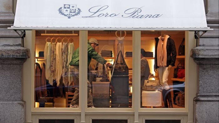 Суд в Милане передал под внешнее управление принадлежащий LVMH модный бренд Loro Piana. Он сотрудничал с китайским производителем Evergreen Fashion Group, которого итальянские власти обвиняют в «эксплуатации рабочих». Устранить нарушения в цепочках поставок компания должна в течение года vc.ru/legal/2097803