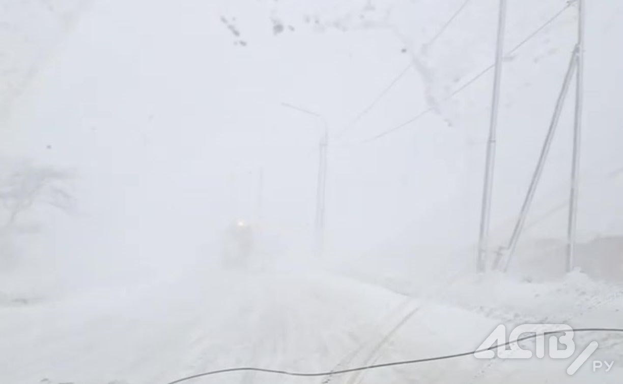 В Поронайском районе отменили все пригородные автобусы из за циклона Из за циклона с сильными осадками и ограниченной видимостью 17 ноября с 11 00 в Поронайском районе приостановлено движение пассажирских автобусов по всем пригородным маршрутам Как сообщают в мэрии сельчан приехавших в город утренними рейсами отвезут обратно домой на транспорте администрации Жителей которым необходимо вернуться из Поронайска в сельские населённые пункты просят обратиться по телефону 8 42431 5 60 03 доб 124 Прислать новость Подписывайся на АСТВ ру