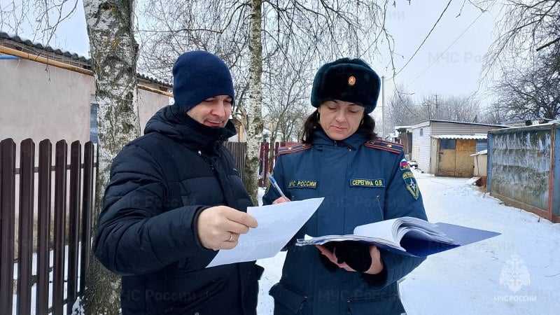 Спасатели напомнили жителям Одоева и Арсеньево основные правила пожарной безопасности  Мероприятия профилактического характера сотрудники отдела надзорной деятельности и профилактической работы совместно с пожарными проводят в Одоевском и Арсеньевском районах Тульской области регулярно.  Спасатели МЧС России беседуют с населением на улице, посещают жителей многоквартирных домов и частного сектора, разговаривают о безопасности с сотрудниками магазинов и покупателями. Гражданам доводят требования пожарной безопасности, а также вручают памятки с информацией о мерах пожарной безопасности и действиях в случае возникновения пожара с номерами экстренных служб.  Особое внимание жителей районов сотрудники спасательного ведомства обращают на установку автономных пожарных извещателей в жилых помещениях.   Установи пожарный извещатель в жилье уже сегодня и он оповестит громким сигналом тебя, твоих близких и даже соседей о возгорании.    МЧС Тульской области   подписаться