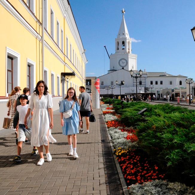 Казань — в топе направлений на июньские праздники По данным сервиса Bronevik.com, столица Татарстана заняла второе место по количеству бронирований на длинные выходные в честь Дня России, уступив только Санкт-Петербургу. Интерес к отдыху в Казани продолжает расти — в этом году наш город обогнал Москву и стал одним из лидеров туристического спроса на праздничные даты с 12 по 15 июня. Благодарим гостей за выбор Казани — и ждём всех на летние каникулы