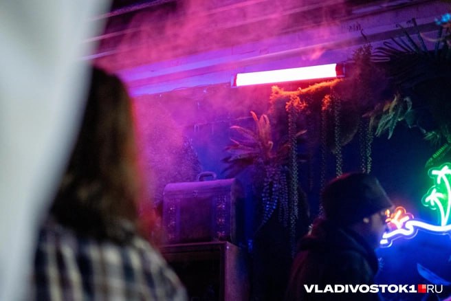 Во Владивостоке ужесточили правила продажи алкоголя рядом с жилыми домами. Мэрия города изменили правила, касающиеся продажи алкоголя в заведениях, расположенных рядом с жилыми домами. Запрет уже вступил в силу. Теперь кафе, бары и рестораны не смогут продавать спиртное, если расстояние от входа в заведение до ближайшего многоквартирного дома составляет менее 10 метров. Как пояснили в пресс-службе мэрии, это требование будет единым для всех объектов общественного питания — независимо от того, есть ли у здания своя огороженная территория или нет. Соответствующее постановление вносит поправки в документ, регулирующий размещение объектов, торгующих алкоголем, на территории Владивостокского городского округа. Подписаться