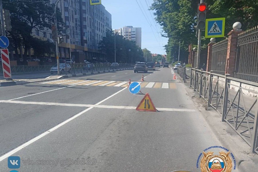В Калининграде электросамокатчик сбил женщину на пешеходном переходе ДТП случилось в 14 часов 40 минут на Советском пр-те, вблизи дома 81. Водитель электросамоката на регулируемом пешеходном переходе допустил наезд на женщину-пешехода 1978 года рождения. Пострадавшая направлена в медицинское учреждение.