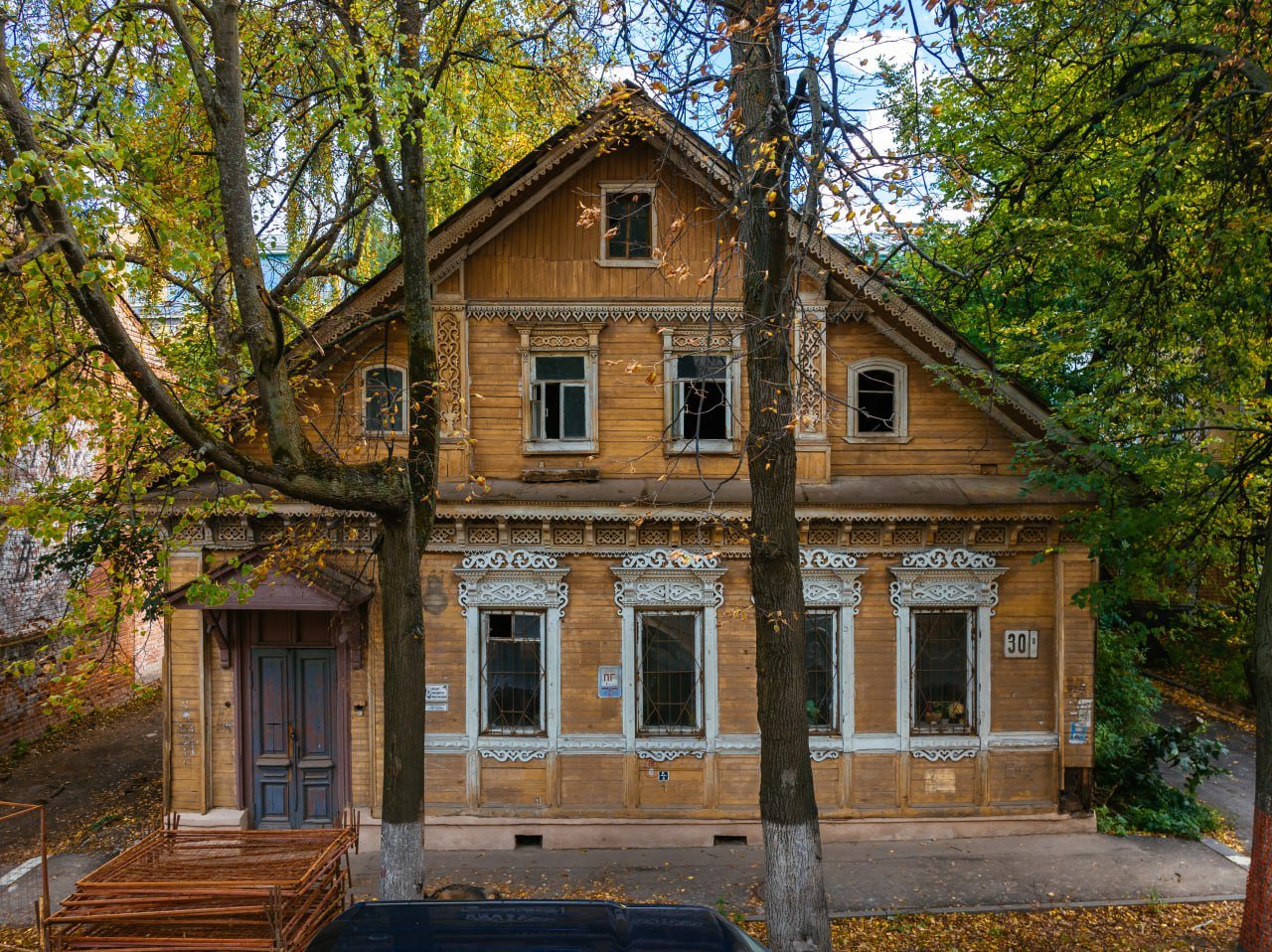 Нижний Новгород вошел в топ-5 городов России с наибольшей долей исторической застройки  Согласно исследованию сервиса «Яндекс Недвижимость», Нижний Новгород стал четвертым среди городов-миллионников по количеству сохранившихся дореволюционных зданий. Примерно 9% вторичного жилья в городе составляют дома, построенные до 1917 года, большинство из которых находится в историческом центре.  Средняя стоимость квадратного метра в одном из дореволюционных домов 1896 года составляет 176 000 рублей. Однако основная часть жилого фонда города относится к советскому периоду: 77% многоквартирных домов были построены с 1920-х до конца 1980-х годов. Довоенные здания имеют среднюю цену 175 000 рублей за квадратный метр, а послевоенные дома, в том числе в Автозаводском районе, стоят около 120 000 рублей.  При этом современное жилье, возведенное с 1991 по 2019 год, составляет 14% от общего числа вторичных домов. Наибольшее количество таких зданий также находится в Нижегородском районе, где цена за квадратный метр в доме 2004 года достигает 193 000 рублей.