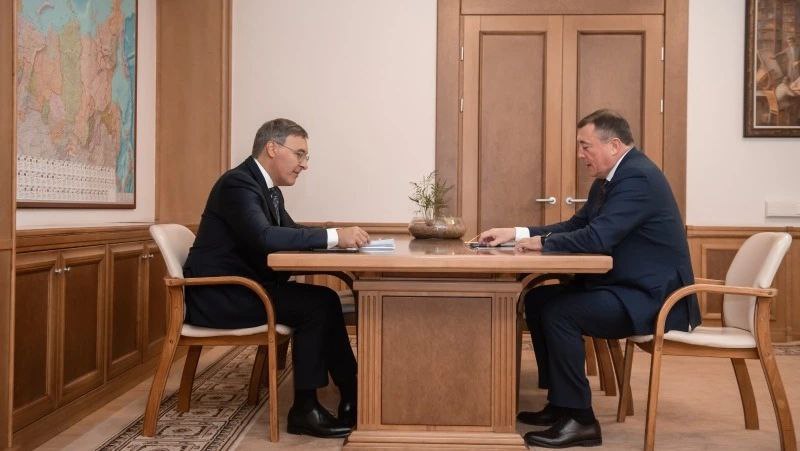 До 1500 может увеличиться число мест для поступления в Сахалинский университет В Москве губернатор Сахалинской области Валерий Лимаренко встретился с министром науки и высшего образования РФ Валерием Фальковым Они обсудили развитие высшей школы в регионе В этом году в университет поступило множество заявлений в том числе от абитуриентов из других регионов В связи с этим решено увеличить контрольные цифры приема на следующий учебный год до 1500 человек Подробнее читайте здесь Подписаться на нас Telegram I MAX Прислать нам новость Sakhonlinebot