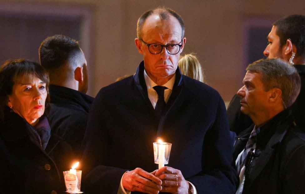 Мерца освистали на церемонии памяти жертв атаки на рождественском рынке При появлении канцлера Германии в Магдебурге присутствующие начали выкрикивать Проваливай Стыдись Об этом сообщила телерадиокомпания MDR На церемонии Фридрих Мерц обратился к семьям погибших и пострадавших выразив готовность правительства ФРГ оказать помощь Он также отметил что понимает и разделяет негодование и гнев граждан учитывая тяжесть произошедшего 20 декабря 2024 года уроженец Саудовской Аравии умышленно направил автомобиль на толпу на рождественском рынке В результате погибли шесть человек 344 получили ранения Обвиняемый был задержан на месте сейчас идёт судебное разбирательство Подписаться на Говорит Москва Telegram VK MAX