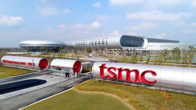 TSMC, лидер в производстве высокотехнологичных полупроводников, начинает подготовку к запуску 1-нм техпроцесса.    Компания уже приступила к реализации этого амбициозного плана, что укрепляет ее доминирование на рынке, особенно после получения контрактов на производство чипов для NVIDIA.   В то время как конкуренты, такие как Samsung и Intel Foundry, остаются позади, TSMC активно развивает новые производственные линии на своей фабрике Fab 25, где планируется массовый выпуск 12-дюймовых пластин.  Компания также намерена расширить мощности для 2-нм и 1,4-нм процессов с поддержкой правительства. Однако с уменьшением норм возрастает риск брака, что требует тщательной работы.   Запуск 1-нм линий запланирован на 2030 год, а общий бюджет проекта составляет около 32 миллиардов долларов. TSMC стремится создать на Тайване аналог Кремниевой долины.  #кик_новости